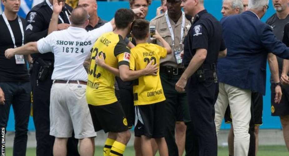 Christian Pulisic: Dortmund Star Poses With Young Fan Being Dragged Off By Security