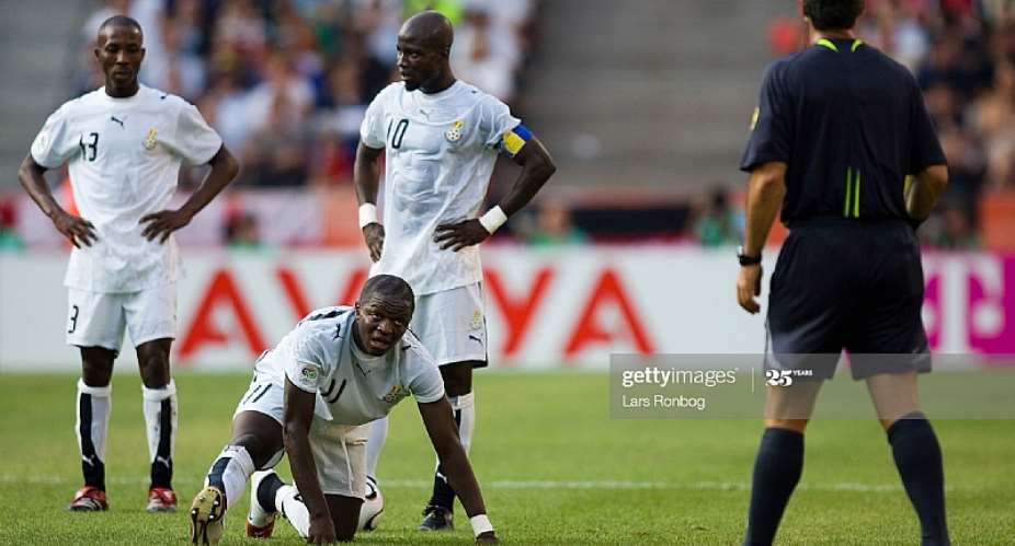 17-06-2006: FIFA World Cup Czech Republic - Ghana - Ghanas Sulley Muntari down - behind him captain Stephen Appiah, Habib Mohamed L. Photo by Lars RonbogFrontzoneSport via Getty Images