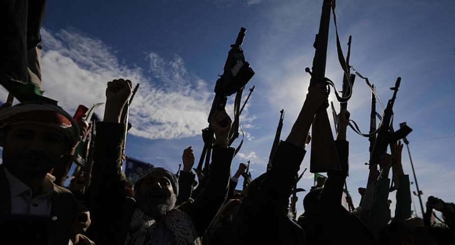 Houthis brandish their weapons as they rally in solidarity with Iran and Lebanon, amid the US-Israeli war with Iran, in the Yemeni capital Sanaa, 27 March. - AFP - MOHAMMED HUWAIS