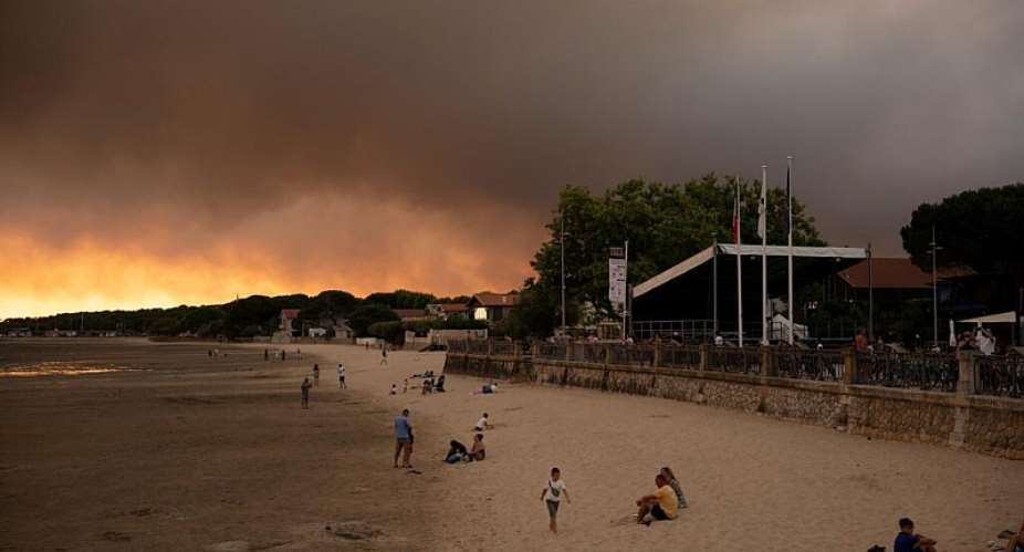 The beach in Andernos-Les Bains during fire in Lege Cap-Ferret forest, southwestern France on July 23, 2026, as part of the nearby area has been evacuated. -  Olivier Morin, AFP