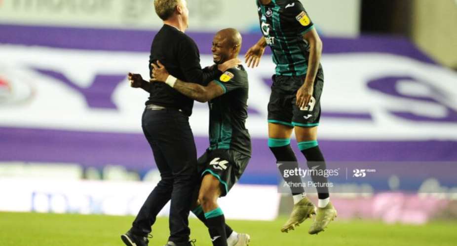 READING, ENGLAND - JULY 22: Steve Cooper Head Coach of Swansea City celebrates at full time with Andre Ayew and Rhian Brewster during the Sky Bet Championship match between Reading and Swansea City at the Madejski Stadium on July 22, 2020 in Reading, England. Photo by Athena PicturesGetty Images