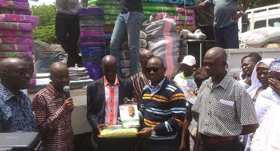 Alhassan Suhuyini donationg items to the school