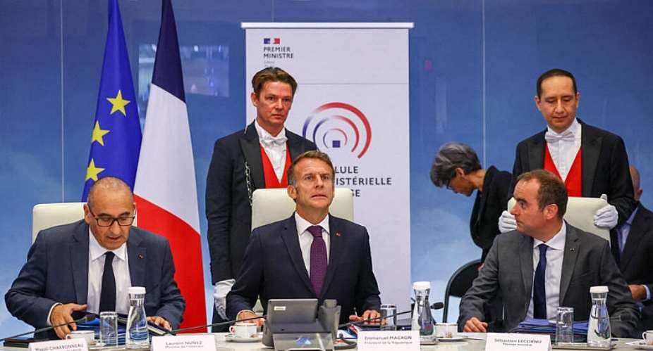 Frances President Emmanuel Macron (C), Frances Prime Minister Sebastien Lecornu (R), Frances Interior Minister Laurent Nunez (L) attend a meeting with other members of the cabinet to discuss wildfires in the country, at the Hotel de Beauvau, the French Interior Ministry, in Paris on 27 July 2026. - AFP - SARAH MEYSSONNIER