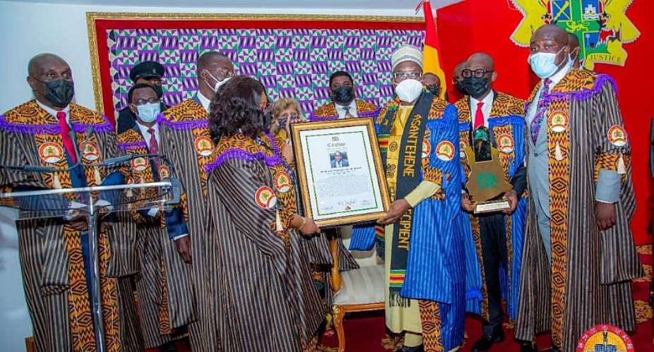 Speaker receives his citation on the floor of Parliament