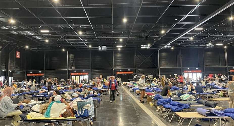 At the Bordeaux exhibition centre, arrangements are being made for the many evacuees from areas affected by the massive fire ravaging southwestern France on July 27, 2026. -  Cyrielle Cabot, FRANCE 24