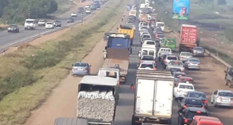 Accra-Tema motorway: Multiple-vehicle crash sparks causes heavy traffic