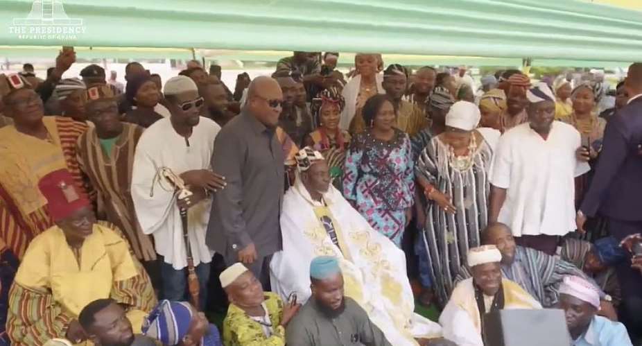 Yagbonwura pays historic visit to President Mahama
