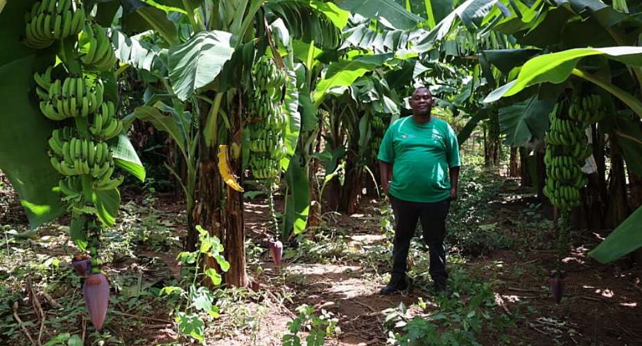 Enerst Kambiya from Concern Worldwide at Kampiras farm. -  RFI/Charles ,Pensulo