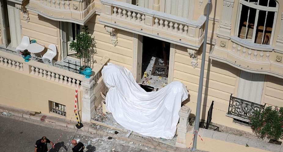 Members of a bomb disposal team operate the day after an attack involving an explosive device in the lobby of a residential building, in Monaco on 30 June 2026. -  Valry Hache, AFP