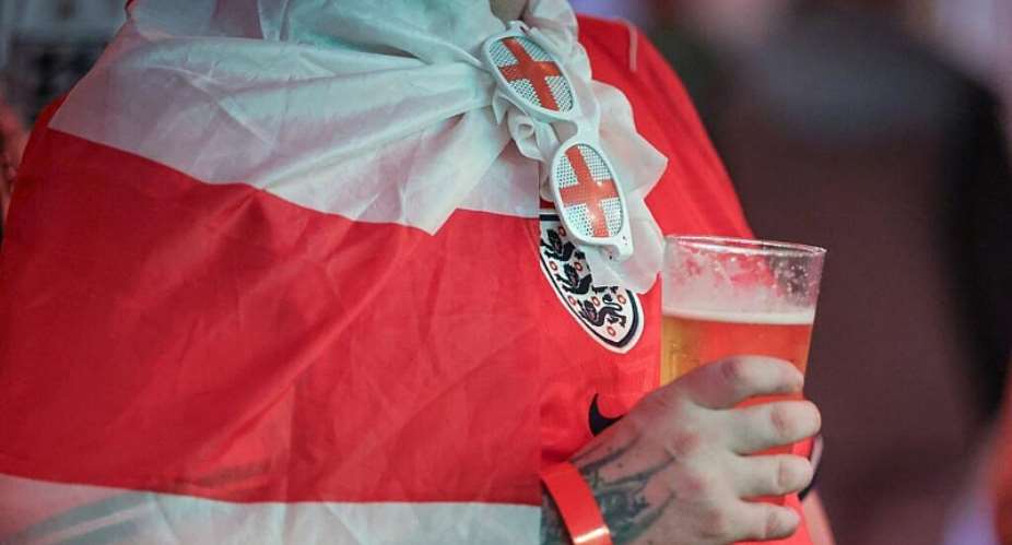 An England supporter watches the television broadcast of the 2026 World Cup match between England and Panama at a pub in Hebburn, north-east England, 27 June. - AFP - SCOTT HEPPELL