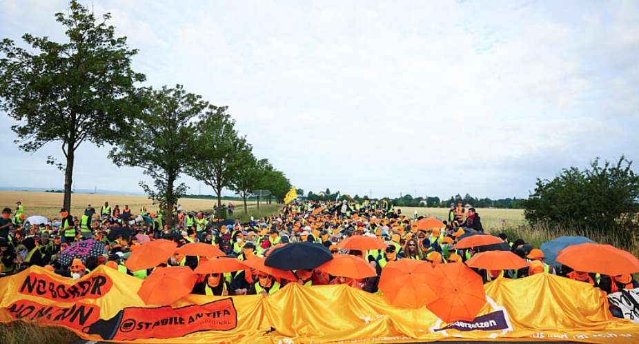 Anti-AfD protestors also set up road blocks. - REUTERS - Christian Mang