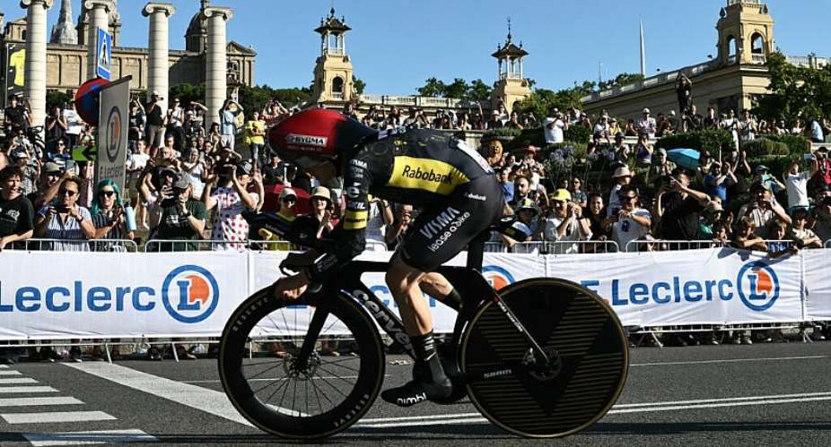 Danish rider Jonas Vingegaard cycles next to the Palau nacional (National Palace) on the hill of Montjuic during the 1st stage of the 113th edition of the Tour de France cycling race, a 19,6 km team time trial stage in and around Barcelona in northeastern Spain, on July 4, 2026. -  Jeff Pachoud, AFP
