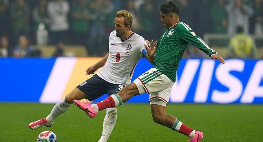 Englands Harry Kane fights for the ball with Mexicos Luis Romo. -  Ricardo Mazalan, AP
