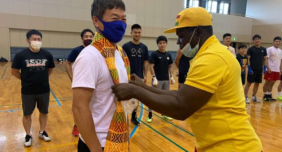 Black Bombers present Golden Tree Chocolate and stoles to Japanese boxing team