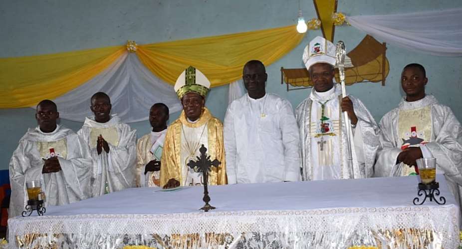 Regional Minister joins Catholic Church to outdoor new priests