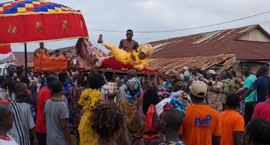 Queen mother falls from palanquin during Mozama festival at Gomoa Tarkwa