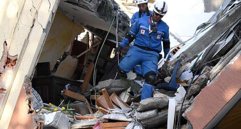 Rescuers look for survivors amid the rubble of a collapsed building after an earthquake in Pereira, Colombia on 10 August, 2026. -  Jamie Saldarriaga / AFP