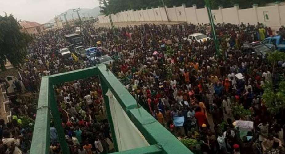 Thousands hit streets in Nigeria’s nationwide hunger protests