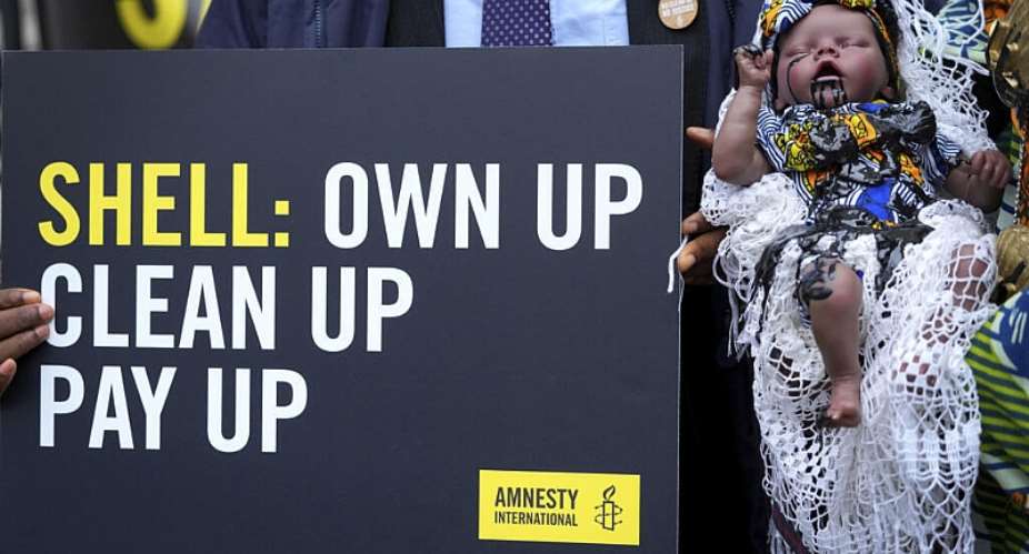 Activists protesting the impact of environmental devastation caused by Shell in Nigeria, outside The Royal Courts of Justice, ahead of the Ogale and Bille communities versus Shell court case in London, on 13 February, 2025. - AP - Kirsty Wigglesworth