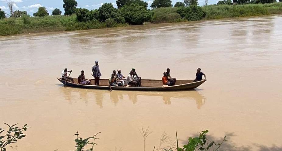 Bagre Spillage: Digaare Chief provides lifeline boat for stranded residents