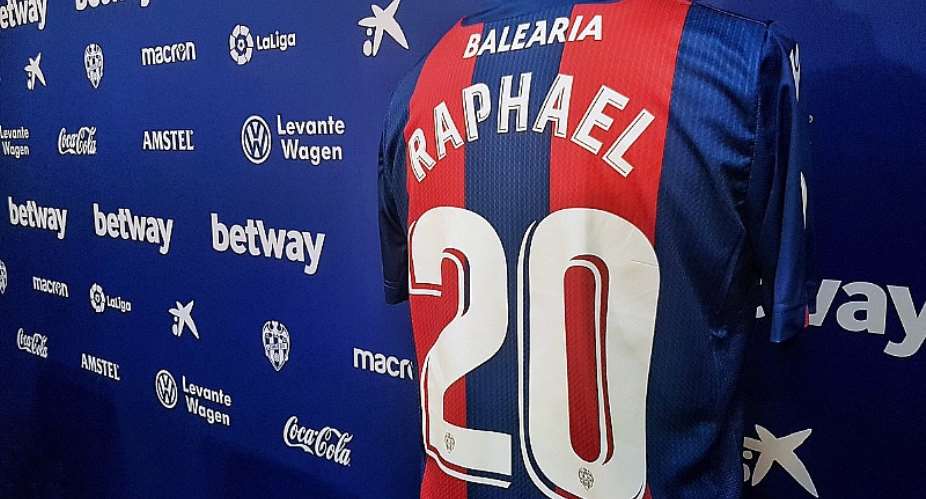Raphael Dwamena Handed No.20 Shirt At UD Levante