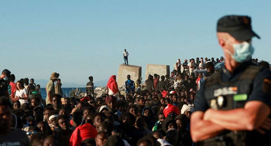 Migrants wait in line to receive food from the Red Cross, following mass crossings from Morocco into the Spanish territory of Ceuta, 3 August 2026. -  Violeta Santos Moura / Reuters