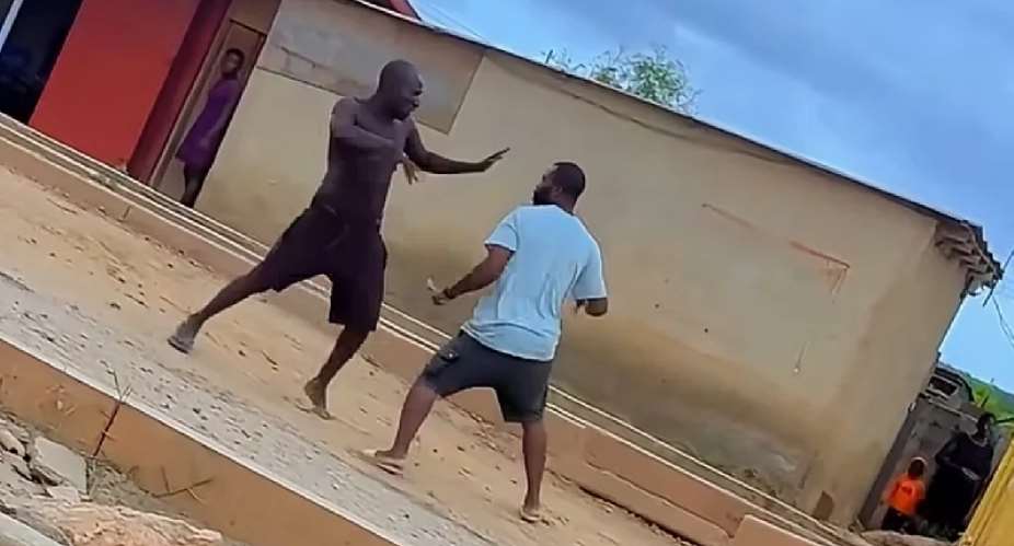 VIDEO Tense street fight between two men draws crowd of onlookers