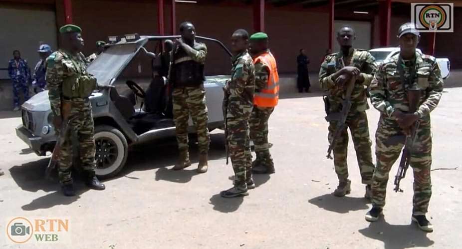 Security personnel stand guard following an attack on the airport and military airbase in Nigers capital, 18 June. - via REUTERS - ORTN