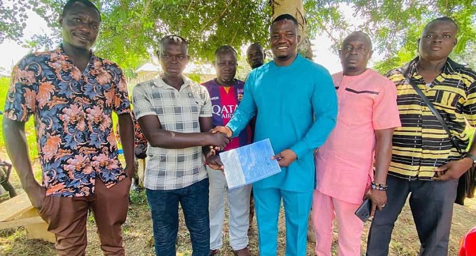 Chiana-Paga MP donates GH¢14,000 to support Kazugu community CHPS compound