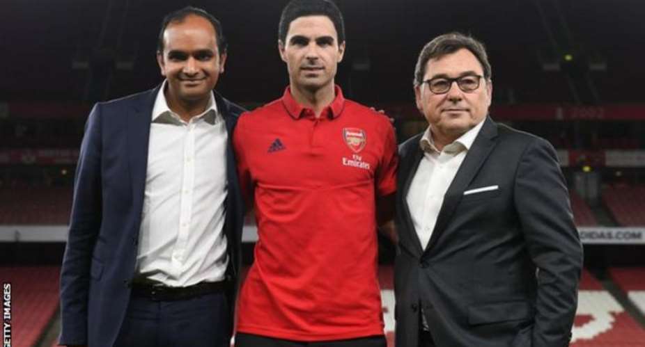 Raul Sanllehi right with Arsenal head coach Mikel Arteta and Vinai Venkatesham, who will be replacing him