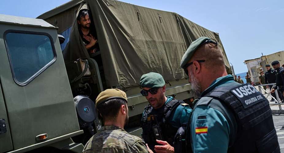 A Moroccan migrant who crossed into Spain is sent back to Morocco by the Spanish army with other migrants from the Spanish enclave of Ceuta, Monday, 3 August 2026. - AP Photo/Bernat Armangue - Bernat Armangue