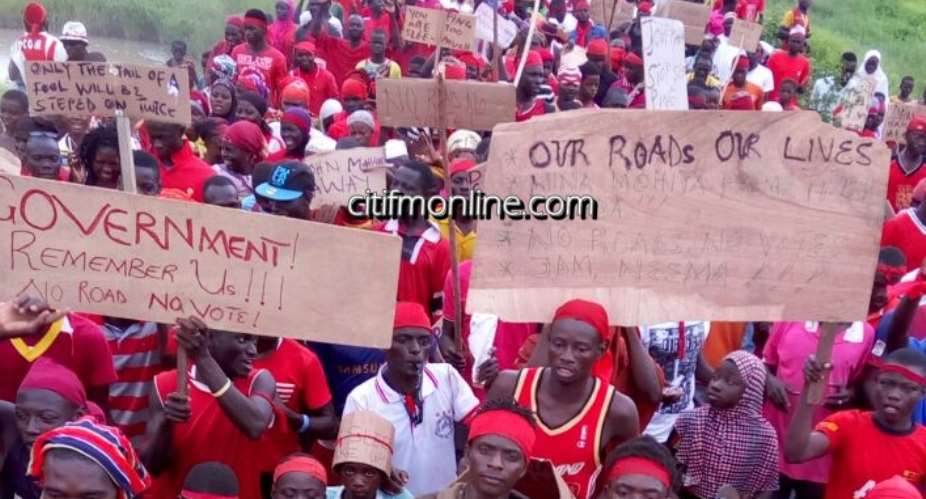No road; no vote – Gbulung residents in massive demo Photos