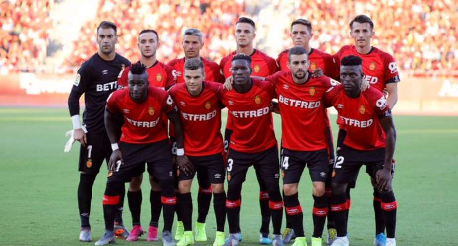 Lumor and Baba in a team photo with Real Mallorca teammates before the Eibar game