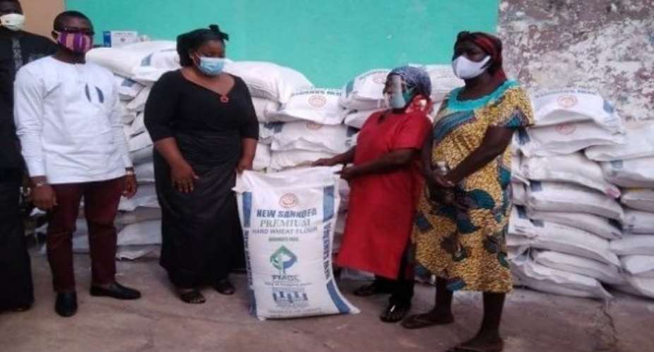 Akropong: Bakers Receive Bags Of Flour From Ama Dokua
