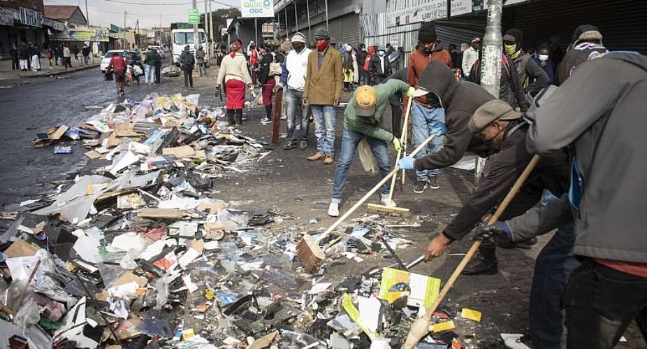 Residents clean up the streets and local businesses after looting incidents in Alexandra, Johannesburg.  - Source: EFE-EPAKim Ludbrook