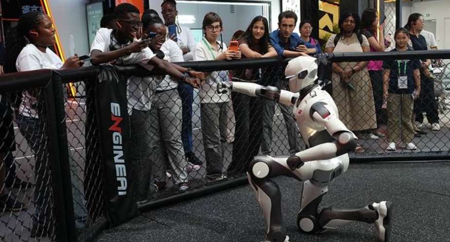 On August 15, 2026, young global innovators visit a robotics technology company in Zhengzhou, Henan Province. Photo: CFP