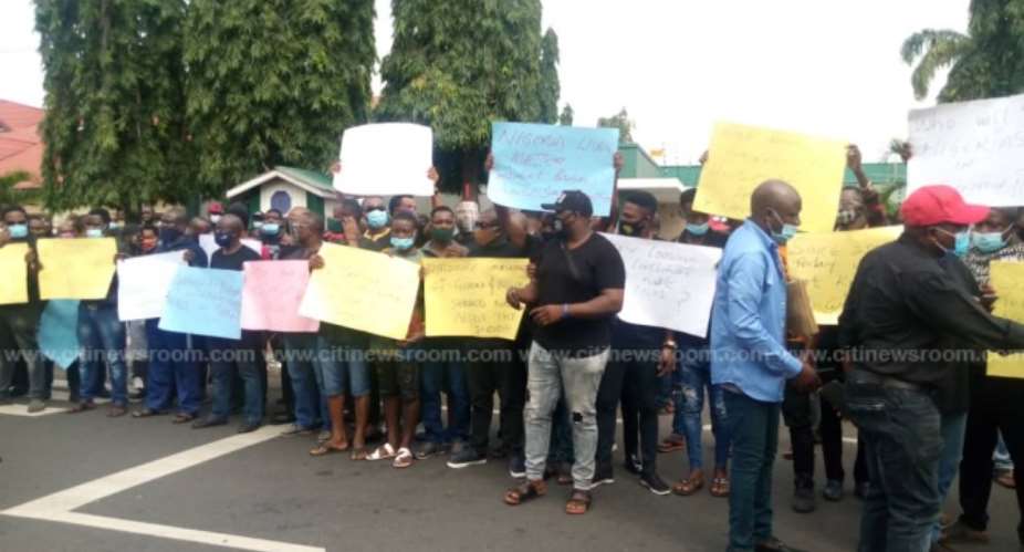 Nigerian Traders Storm Embassy In Ghana To Demand Reopening Of Their Shops In Accra