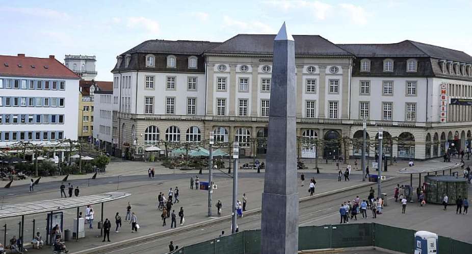 Olu Oguibe, Obelisk, Monument for Strangers and Refugees, Kassel
