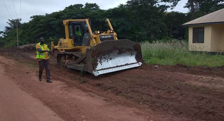 Tain MP Cuts Sod For 21km Road Construction