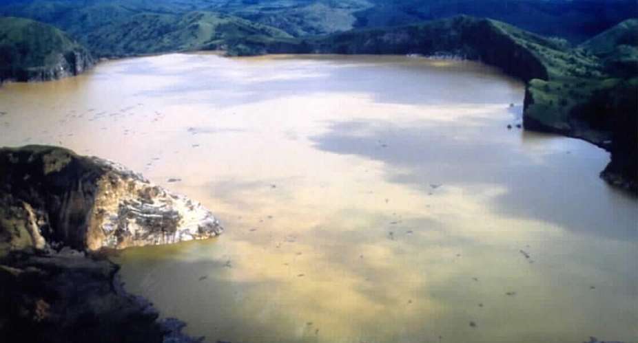 Aerial view of the crater Nyos lake in Cameroon. - Wikipedia/Domaine public
