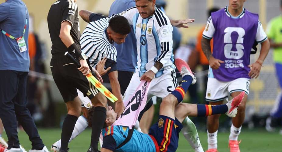 Argentinas Leandro Paredes (centre) clashes with Spain midfielder Gavi after the World Cup final. -  Charly Triballeau, AFP