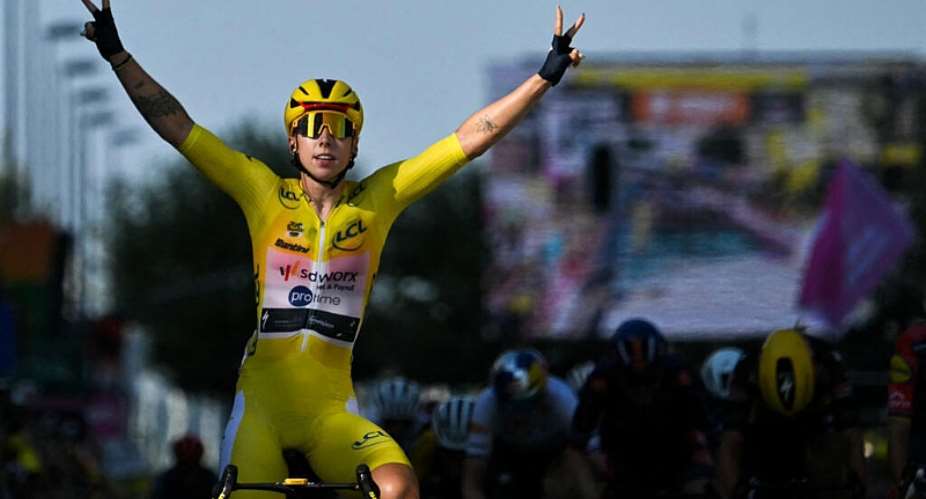Team SD Worx-Protimes Dutch rider Lorena Wiebes wearing the overall leaders yellow jersey celebrates as she crosses the finish line to win the second (out of 9) stage of the fifth edition of the Womens Tour de France cycling race, in Geneva on August 2, 2026. -  Nicolas Tucat, AFP