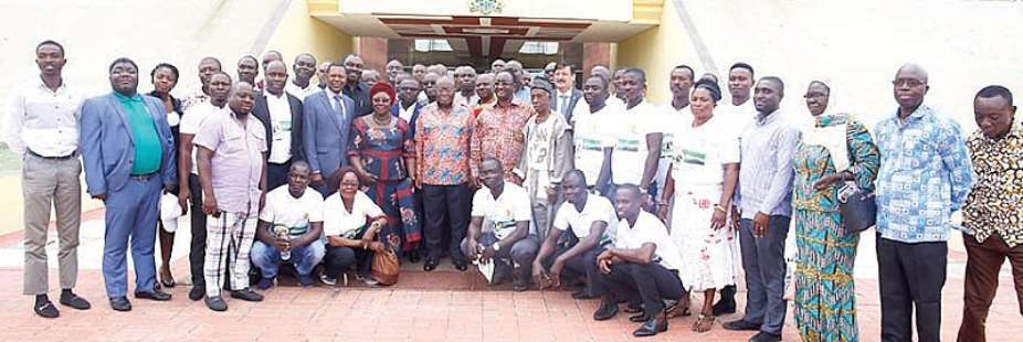 President Akufo-Addo with members of the Oil Palm Development