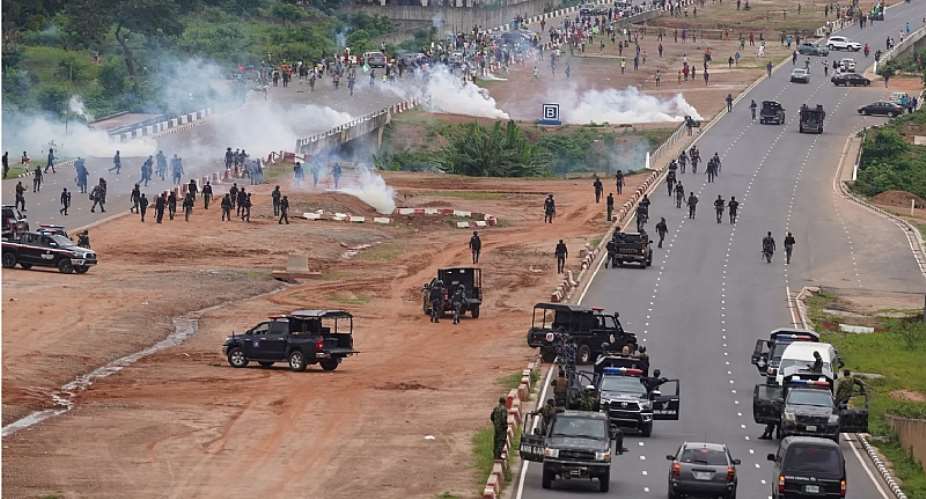 Nigerian security forces lob tear gas canisters to disperse an anti-government demonstration to protest against bad governance and economic hardship in Abuja, Nigeria, on August 2, 2024. Journalists across the country were injured in the demonstrations, which continued for six days. (Photo: Reuters/Marvellous Durowaiy)