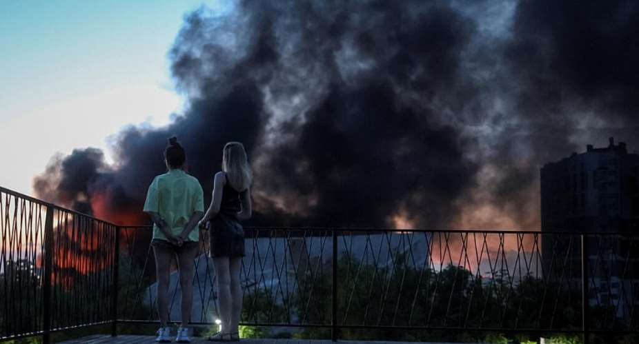 People look at smoke rising over Kyiv during a Russian drone strike on Ukraine, 20 August 2026. -  Oleksandr Ratushniak / Reuters