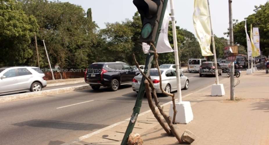Traffic light on ‘crutches’ removed from Independence Ave.