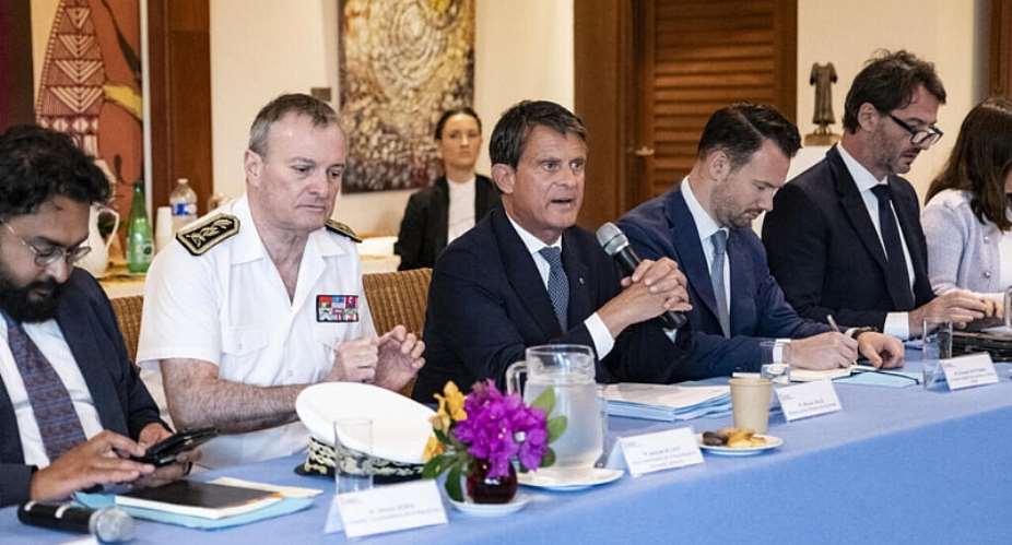 Valls extends visit to New Caledonia as independence deal remains elusive