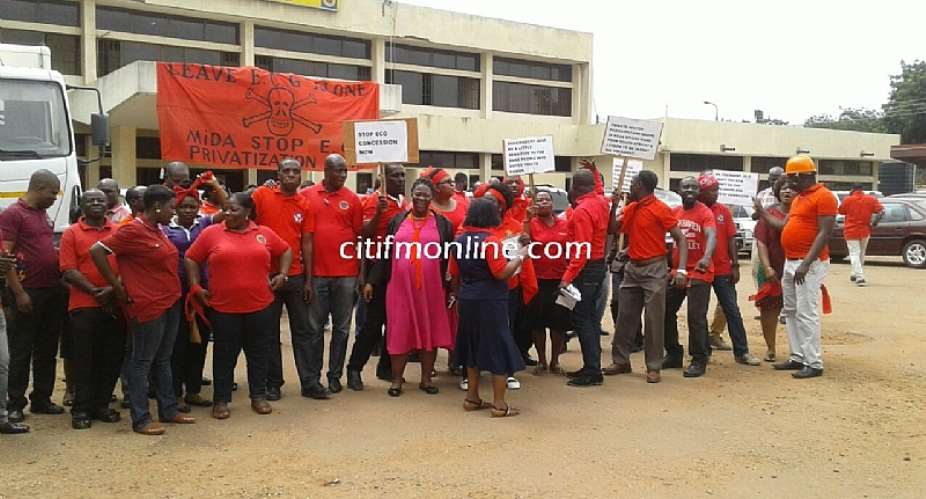 Tema ECG workers embark on three-hour protest Photos
