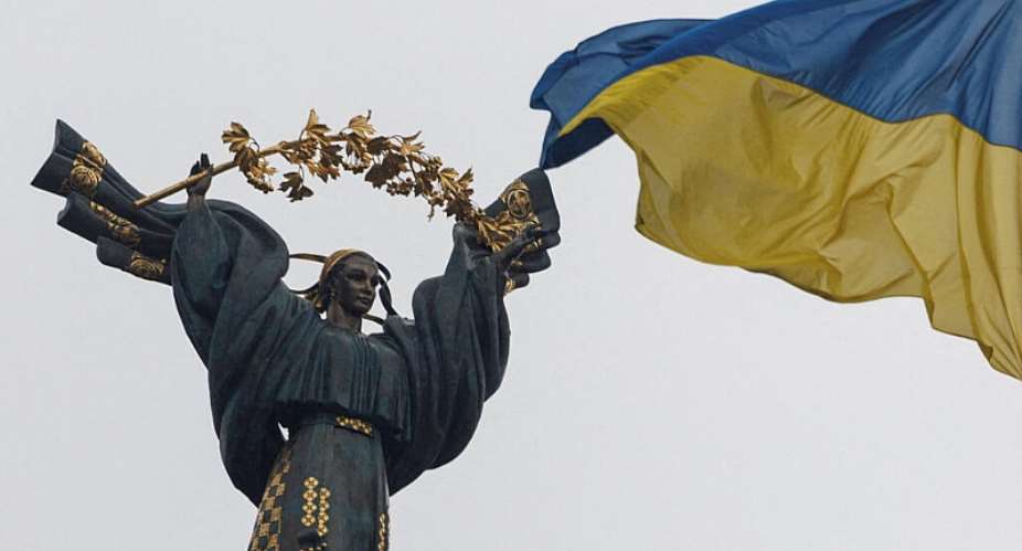 A Ukrainian flag waves in front of the Independence Monument in Kyiv, Ukraine, 26 November 2025. The countrys allies meet on Monday to discuss further support to help the country resist Russias attacks. -  Valentyn Ogirenko / Reuters