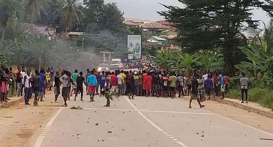 The youth blocked the main road leading to and from Ayamfuri